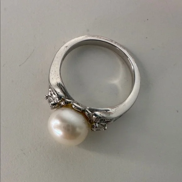 Avon Sterling Silver Pearl Ring - with original box (2011) size 6 - Picture 3 of 4